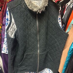 Tweeds Black Quilted‎ Vest with Faux Fur Collar